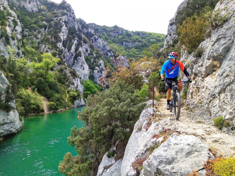 Falaises calcaires au-dessus de l'eau turquoise du Verdon