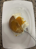 Dessert : pain de Gêne (gâteau à l'amande, servis avec mascarpone à la vanille, coulis d'abricot - © Olivia Dessert : pain de Gêne (gâteau à l'amande, servis avec mascarpone à la vanille, coulis d'abricot