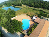 Piscine et lac - © DR Domaine du Petit Arlane Piscine et lac