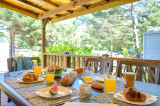 Petit-déjeuner en terrasse - © DR Cielavillage Farigoulette Petit-déjeuner en terrasse