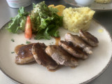 Filet mignon de porc, écrasé de pomme de terre, sauce crémeuse aux baies