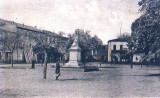 La place et le monument aux morts mo