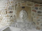 Détail de la fontaine des Bachelas