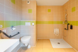 Salle de bain PMR - © Cyril Mouty Photography Salle de bain PMR