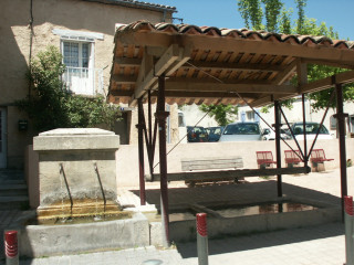 Fontaine de la placette à Oraison
