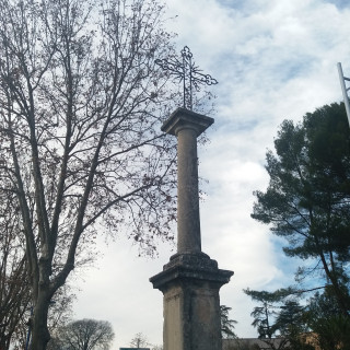 Croix sur le boulevard Maréchal Juin