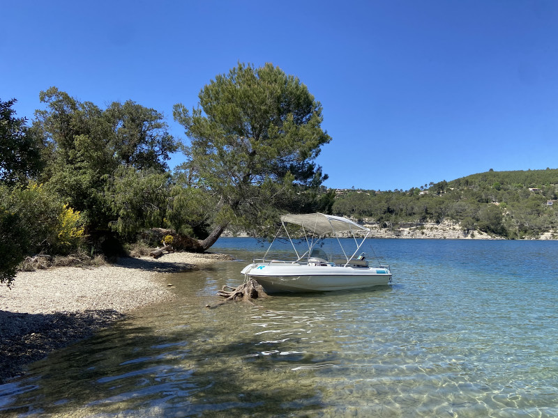 Les criques sur le lac d'Esparron Les criques sur le lac d'Esparron