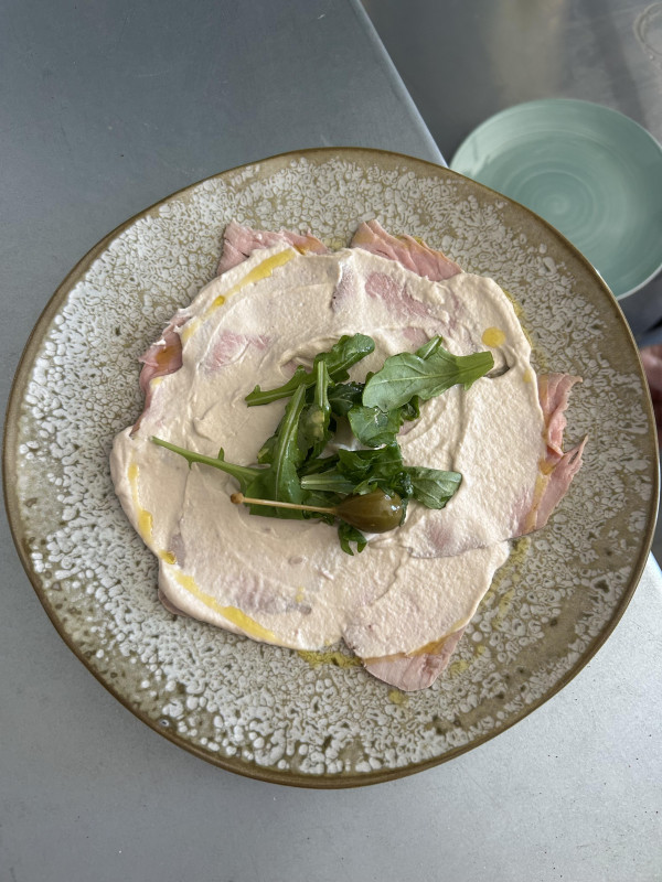 Vitello tonnato, veau poché maison servis avec une sauce mayo, capres, thon, anchois - © Olivia Vitello tonnato, veau poché maison servis avec une sauce mayo, capres, thon, anchois