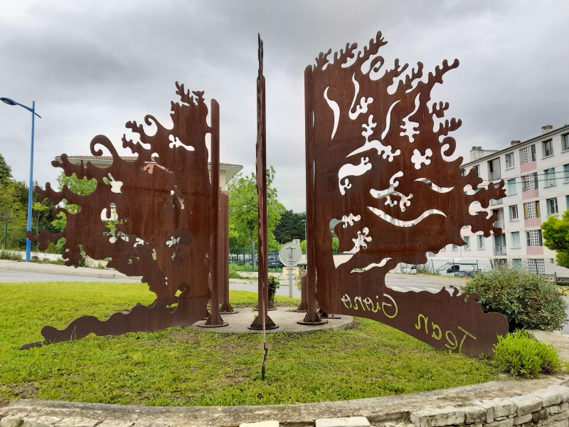 Sculpture L'Homme qui plantait des arbres_Manosque - © OTC DLVA Sculpture L'Homme qui plantait des arbres_Manosque