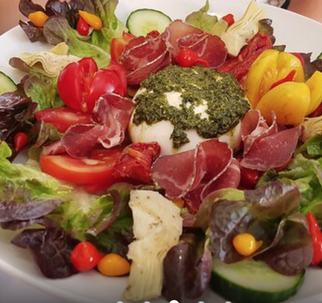 Exemple salade estivale avec légumes de pays, coppa du champsaur, mozzarella di bufala campagna Exemple salade estivale avec légumes de pays, coppa du champsaur, mozzarella di bufala campagna