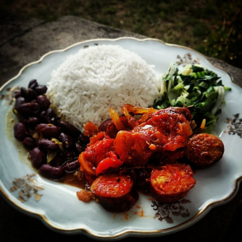 Rougail saucisse - © La case créole Manosque Rougail saucisse