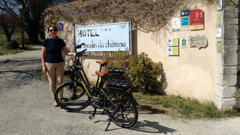 Les vélos électriques sont chargés