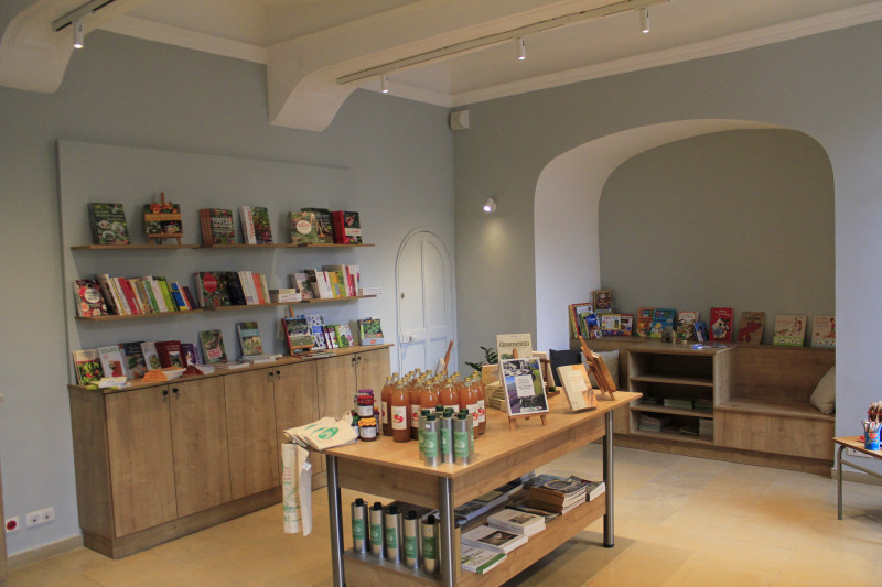 une boutique, des expositions ouverts au public