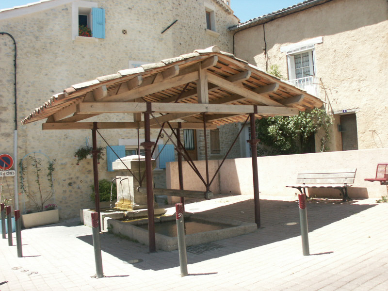 Fontaine de la placette à Oraison
