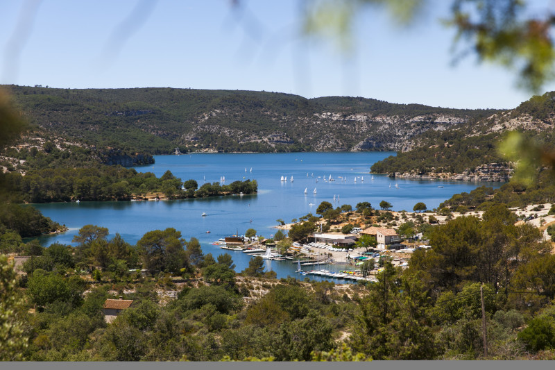 vue sur le village et le lac d'Esparron-de-Verdon