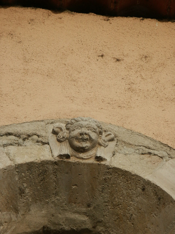 Mascaron à l'église Notre Dame du Thor Mascaron à l'église Notre Dame du Thor