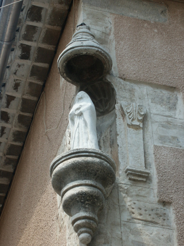 Niche d'Angle de la Vierge à Oraison Niche d'Angle de la Vierge à Oraison