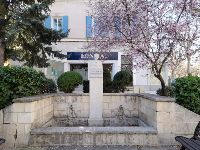 Fontaine et buste Arthur Robert_Manosque