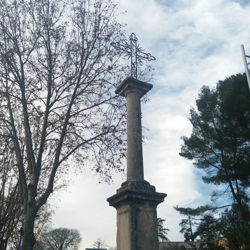 Croix sur le boulevard Maréchal Juin