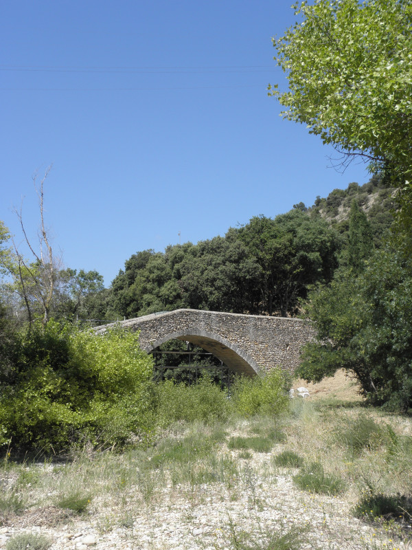 Le petit pont de pierre et le lit de Rancure Le petit pont de pierre et le lit de Rancure