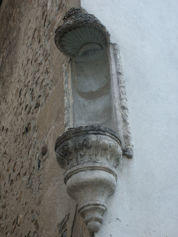 Niche d'Angle Coquille Saint Jacques à Oraison Niche d'Angle Coquille Saint Jacques à Oraison