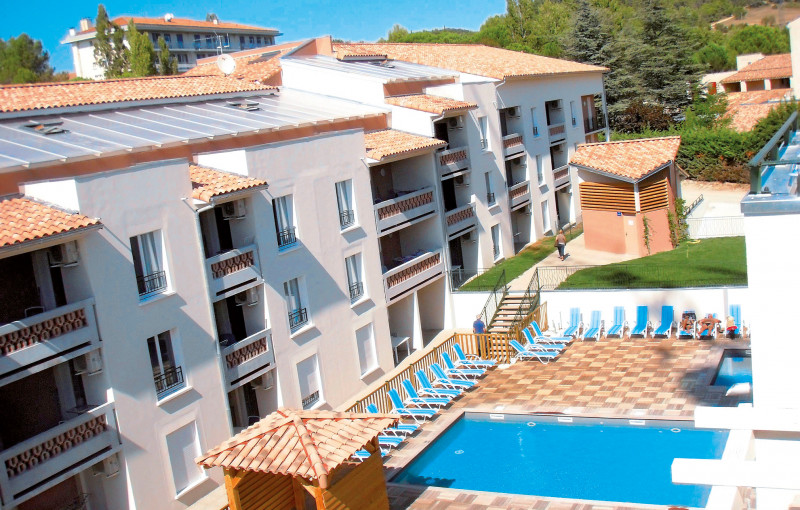 vue extérieure et piscine