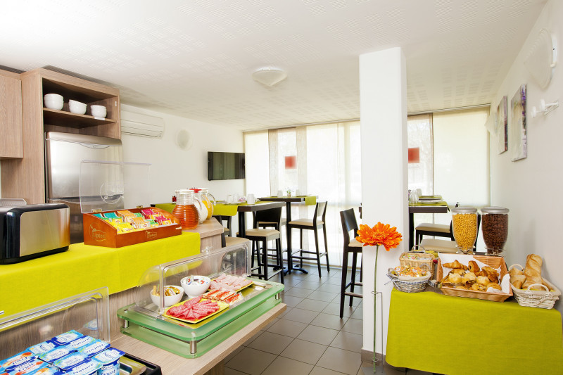 Coin petit déjeuner - © Hôtel Séjours et Affaires Moulin Neuf Coin petit déjeuner