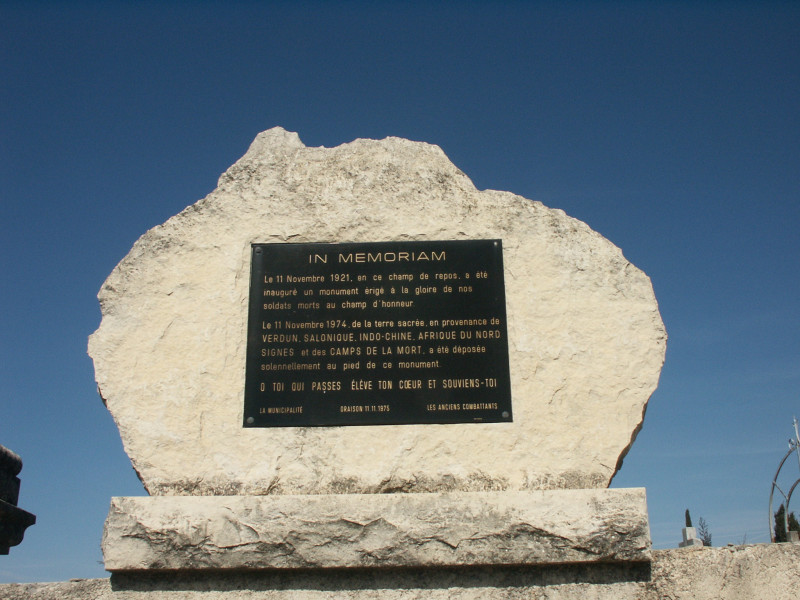 Stèle du cimetière Oraison - © OTC DLVA Stèle du cimetière Oraison