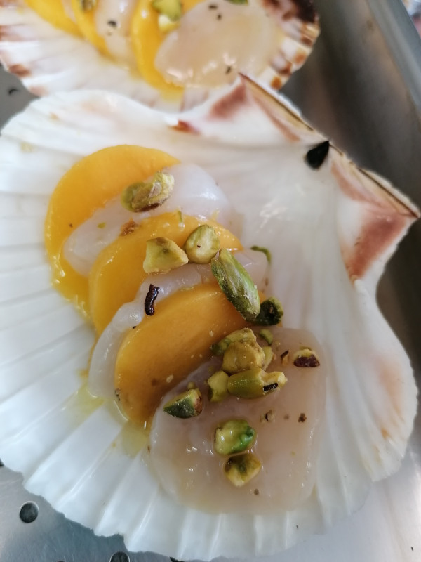 verrine de carpaccio de mangue et noix de st jacques au yuzu et pistache