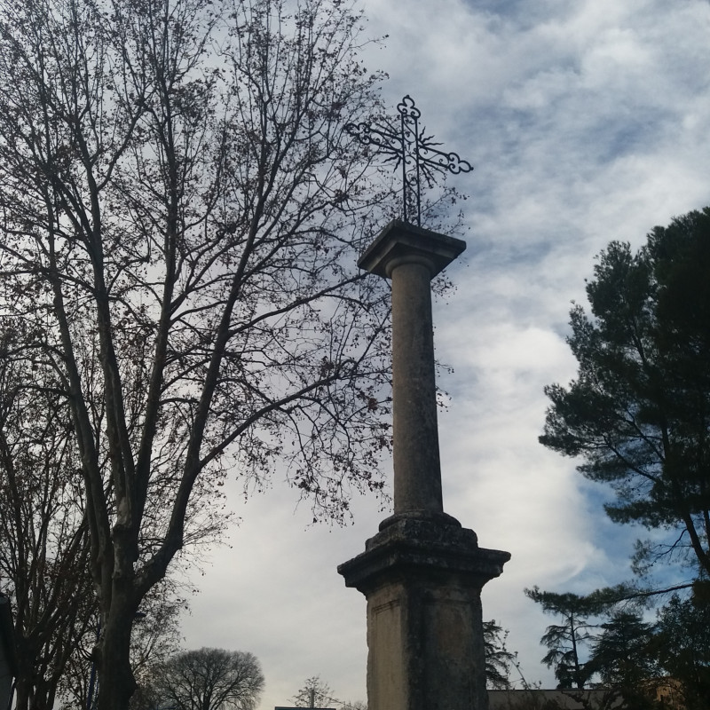 Croix sur le boulevard Maréchal Juin