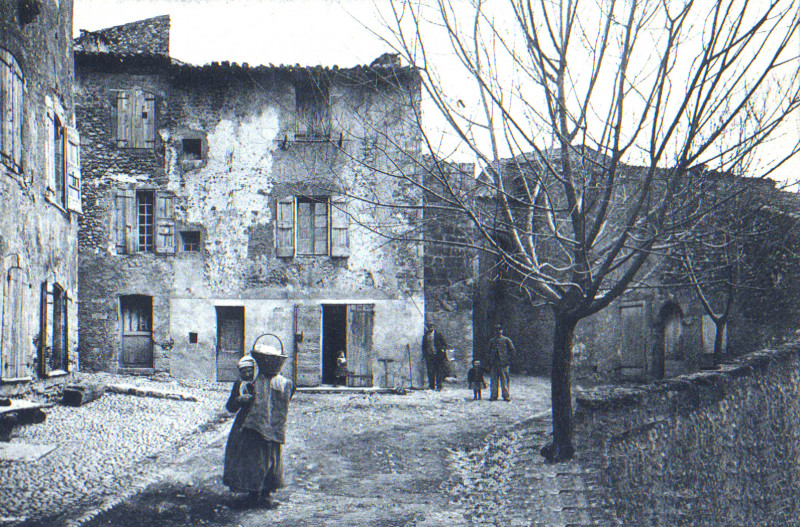 La placette du portail