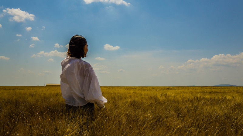 Personne dans champs