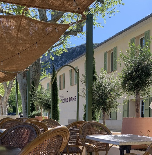 La façade et terrasse du restaurant
