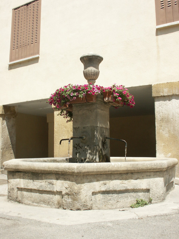 Fontaine du Mitan à Oraison Fontaine du Mitan à Oraison