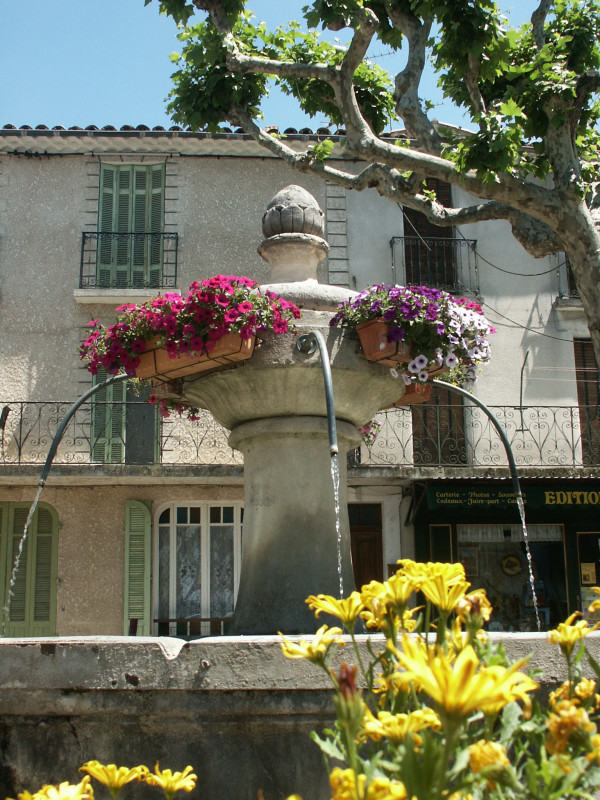 Fontaine de la place JMG Itard - © Bureau d'Information Touristique Oraison Fontaine de la place JMG Itard