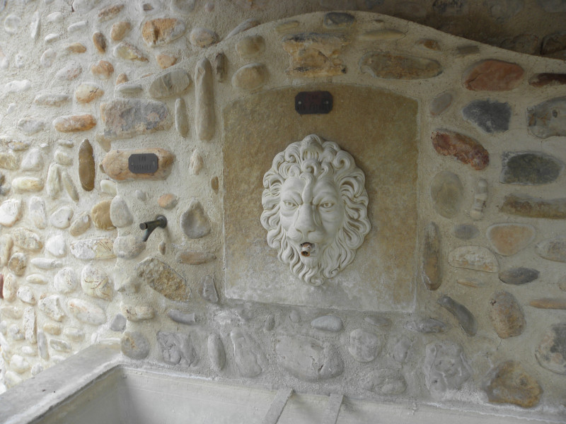 Détail de la fontaine des Bachelas Détail de la fontaine des Bachelas