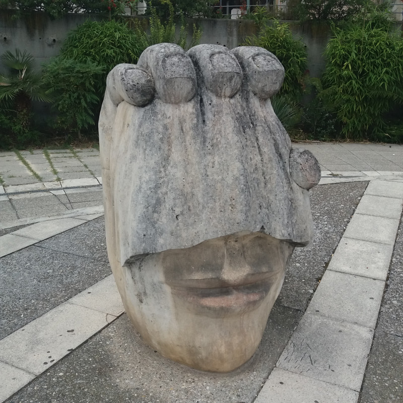 Statue 