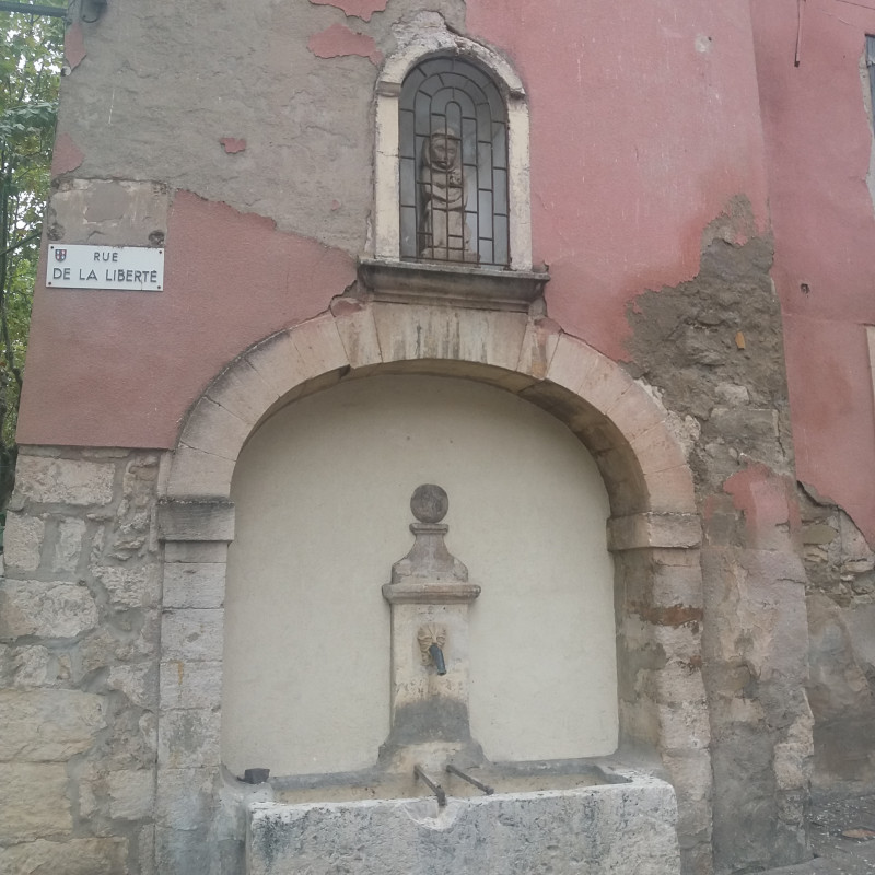 Fontaine et niche Notre Dame d'en Gau - © OTC DLVA Fontaine et niche Notre Dame d'en Gau