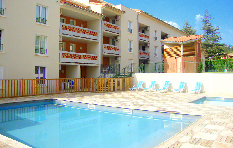 vue extérieure et piscine