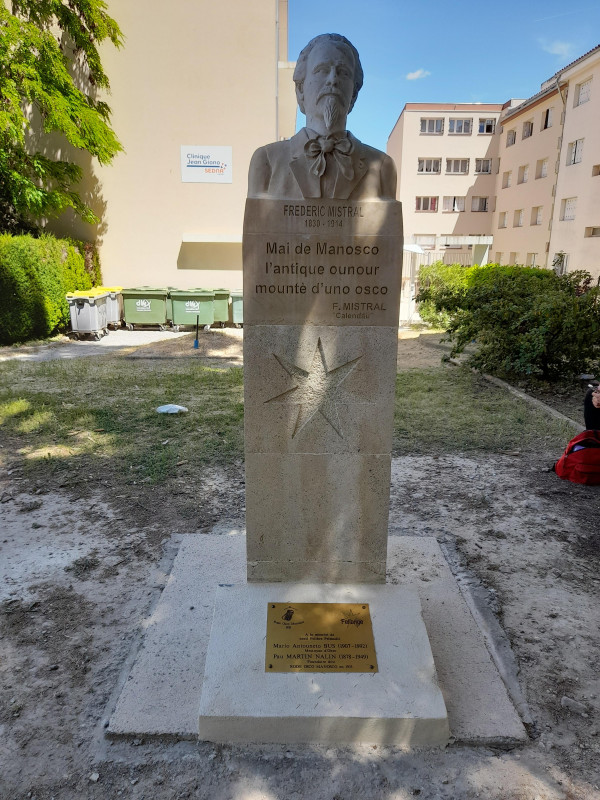 Plaque et statue de Mistral