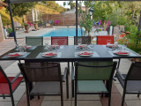 Table d'hôtes devant la piscine l'été