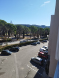 Grand Parking au pied de l'immeuble