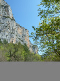 Les terrasses de tuf au pied des falaises
