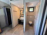 Douche et sanitaires chambre