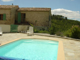 Piscine et entrée du gîte