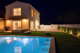 Piscine et maison de nuit