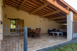 Terrasse, côté jardin et stationnement privé