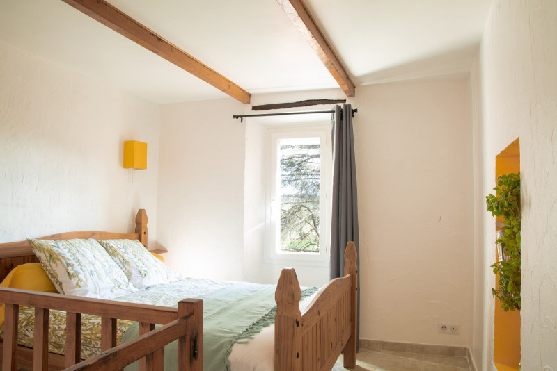 The bedroom/la chambre