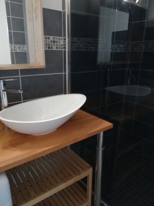 Salle d'eau avec douche à l'italienne