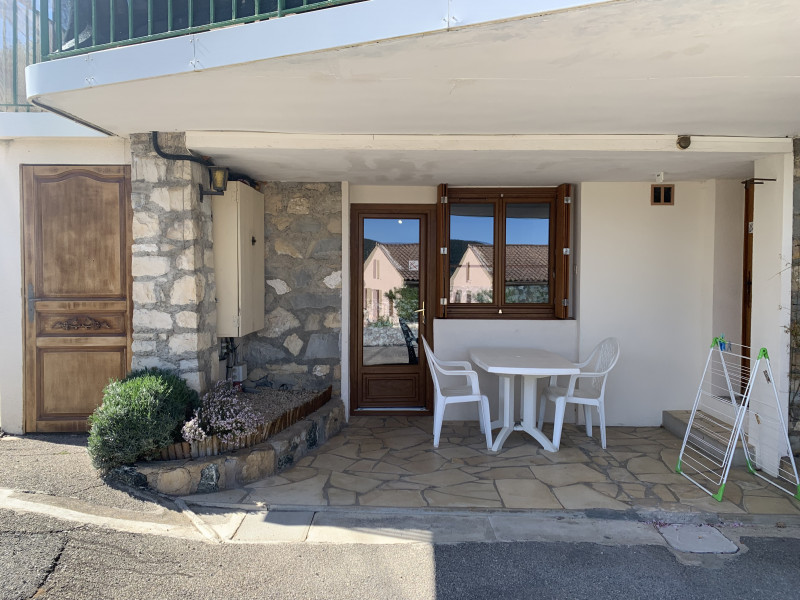 Terrasse et entrée